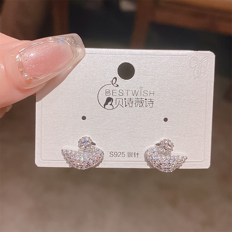 Classic three dimensional swan with zircon