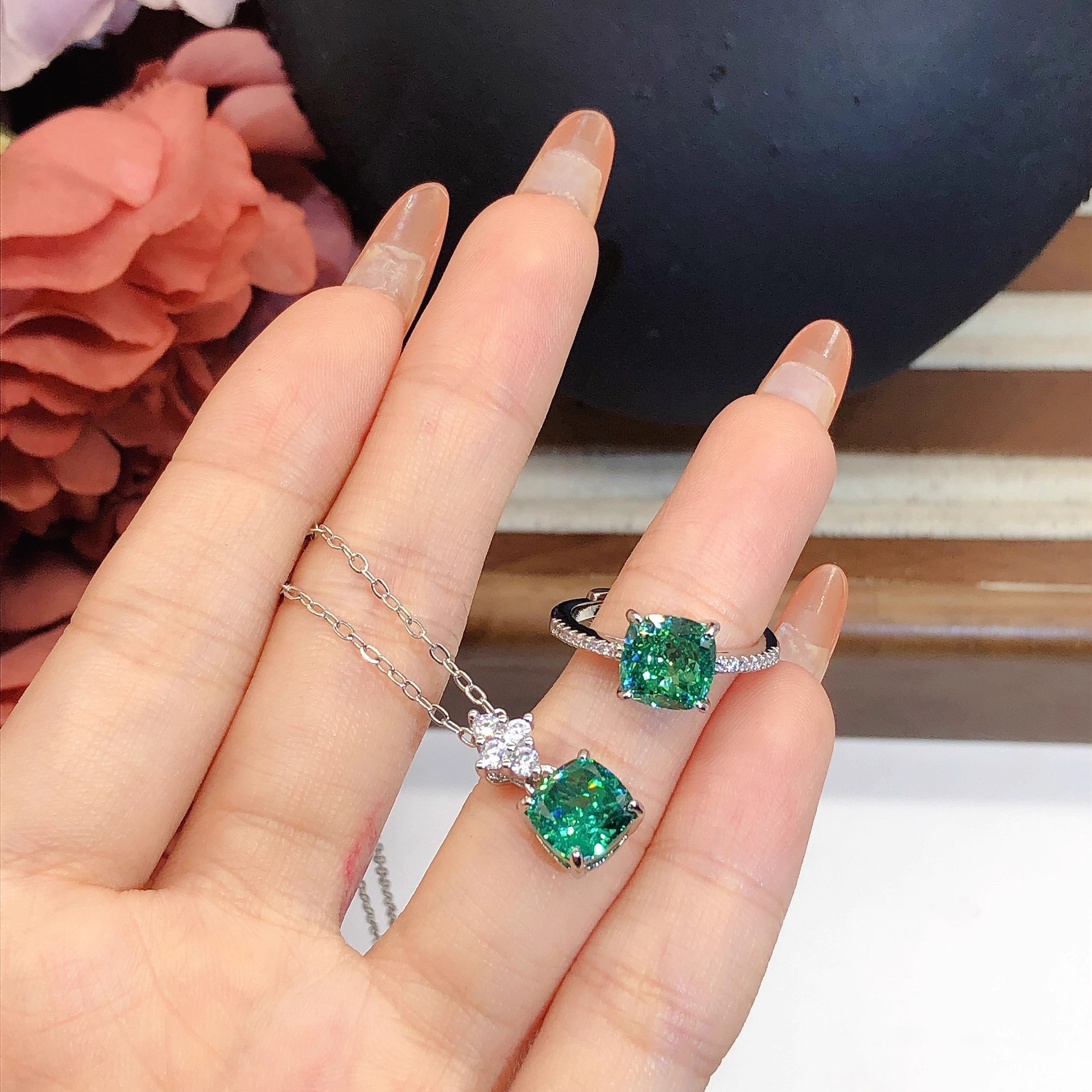 Set ketting met prinses hanger en eenvoudige emerald ring_voghion.com
