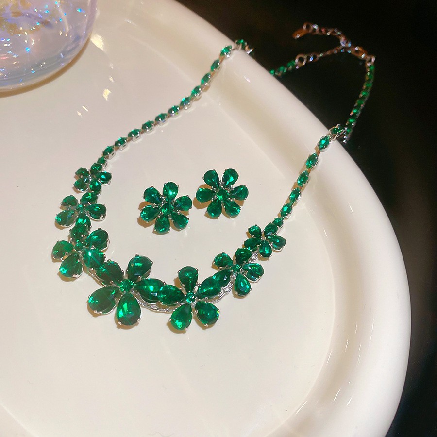 Collar de aretes cuadrados con incrustaciones de diamantes de dos piezas de moda, lujo ligero, collar de alta gama, temperamento exquisito, conjunto de joyas de todo fósforo