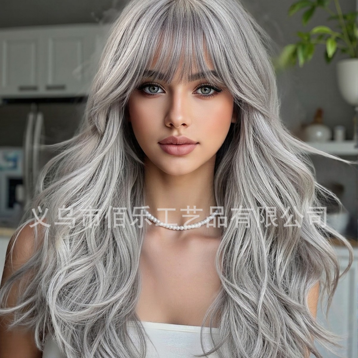 Pelucas de cabello de mujer gris frange largo rizado fibra química pelucas de cabello europeo al por mayor en stock