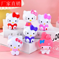 ネットレッド児童アニメkt猫ケイティ猫が猫の誕生日ケーキの装飾を飾っているレティドラえもん