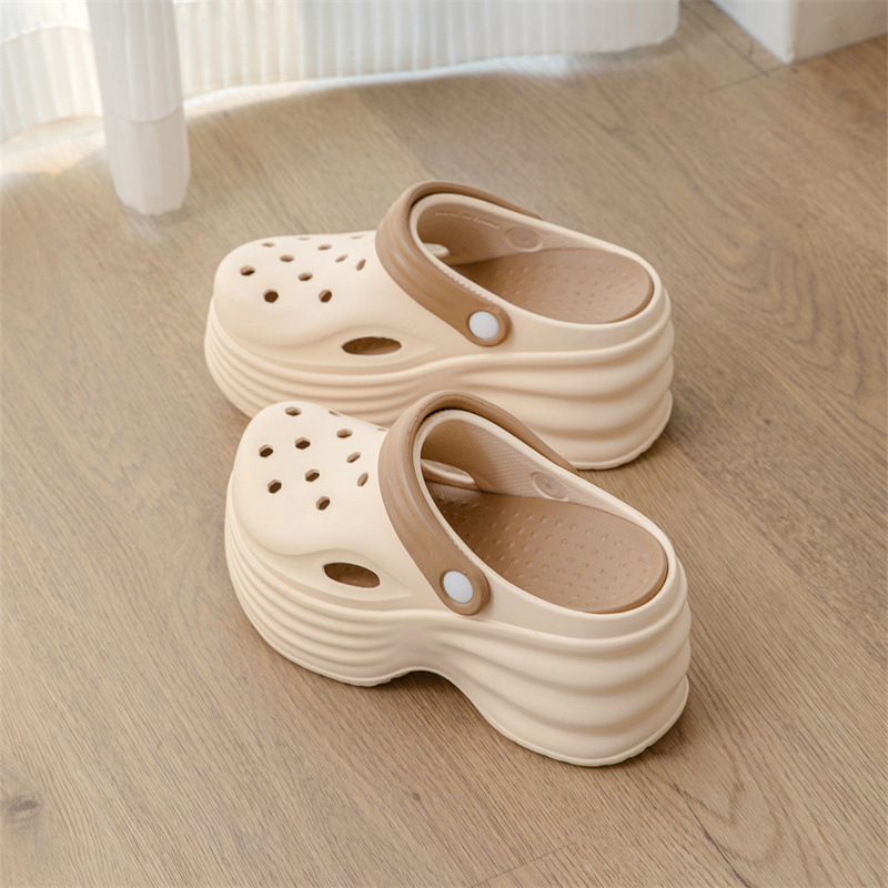 Aumento de los zapatos con agujeros para mujeres, moda de verano, color sólido, celebridades de Internet, suela gruesa, zapatillas Baotou, pastel, sandalias y zapatillas de playa