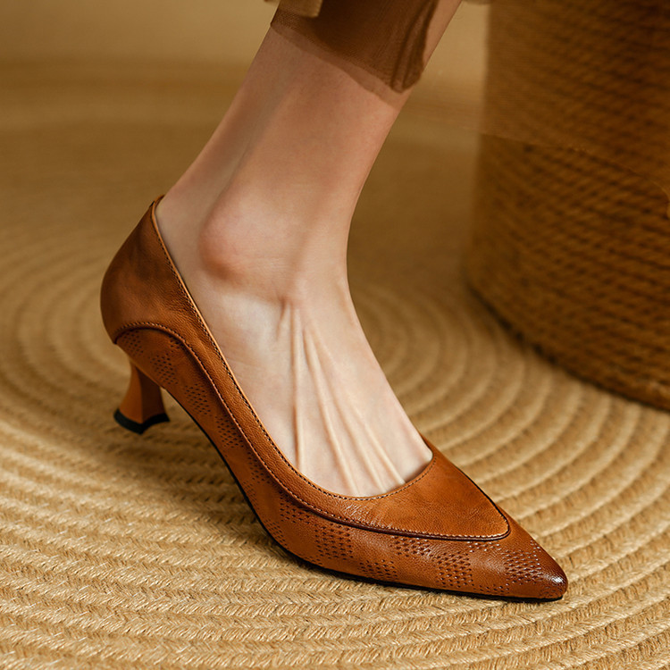 Elegant and Sexy Cat-Heel 5cm Chunky High-Heeled Shoes for Women, French Retro Carved Design, Slimming Pointed Toe Shallow Pumps Elegant and Sexy Cat-Heel 5cm Chunky High-Heeled Shoes for Women, French Retro Carved Design, Slimming Pointed Toe Shallow Pumps