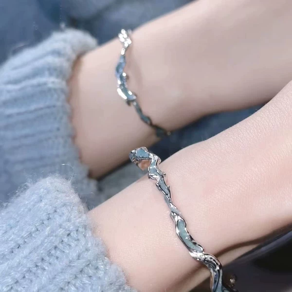 Серебристый