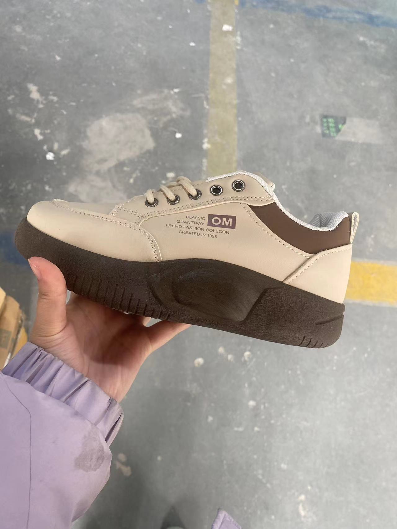 Zapatillas de maternidad con sensación de pisar excremento para mujer, estilo primavera 2026, casuales, versátiles, de suela blanda, ligeras, no cansan, botas de nieve grises. image 7