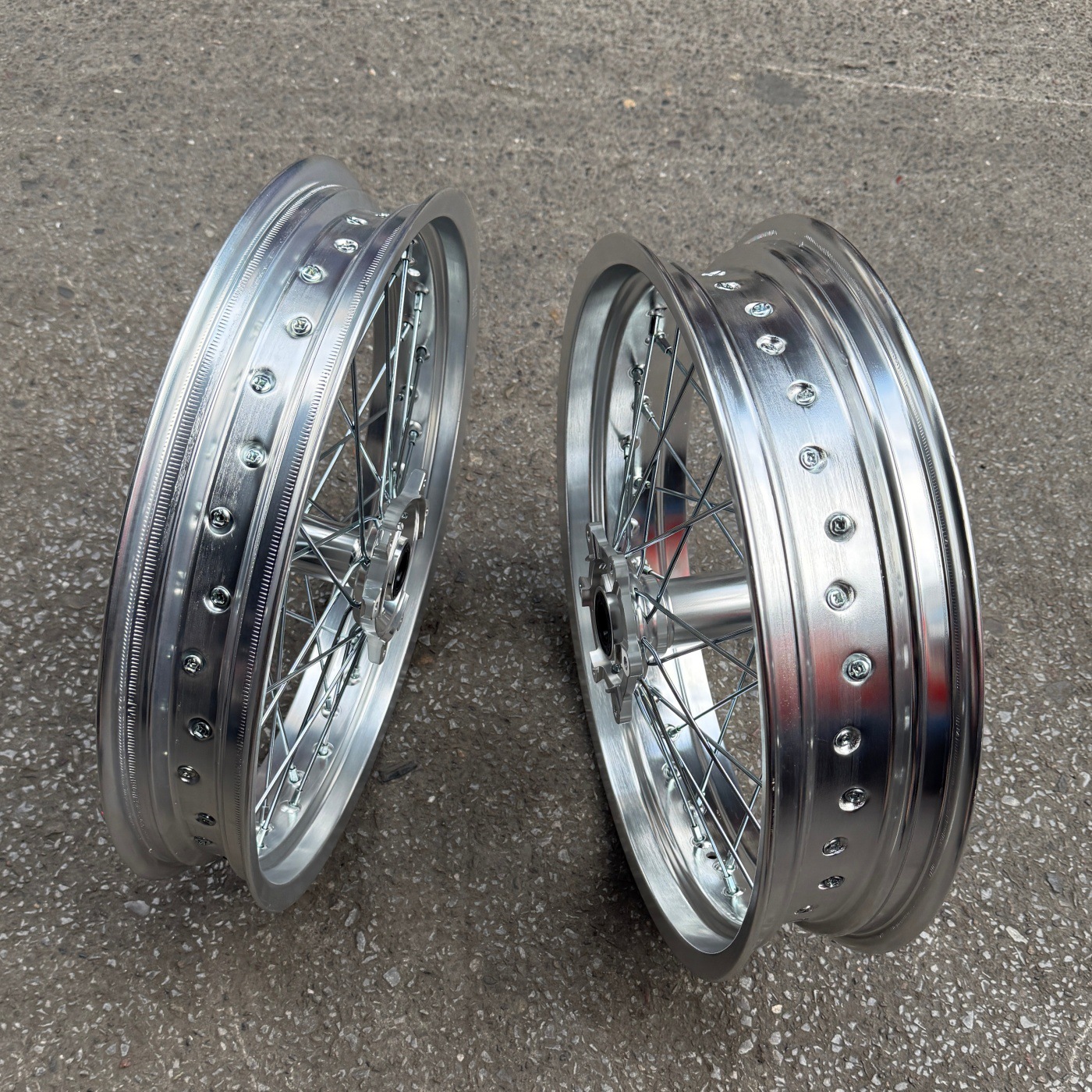 Suitable for QiuLongJiFeng front wheel set 2.50-17 and rear 3.50-17 aluminum alloy wheel hub assembly, silver widened rims