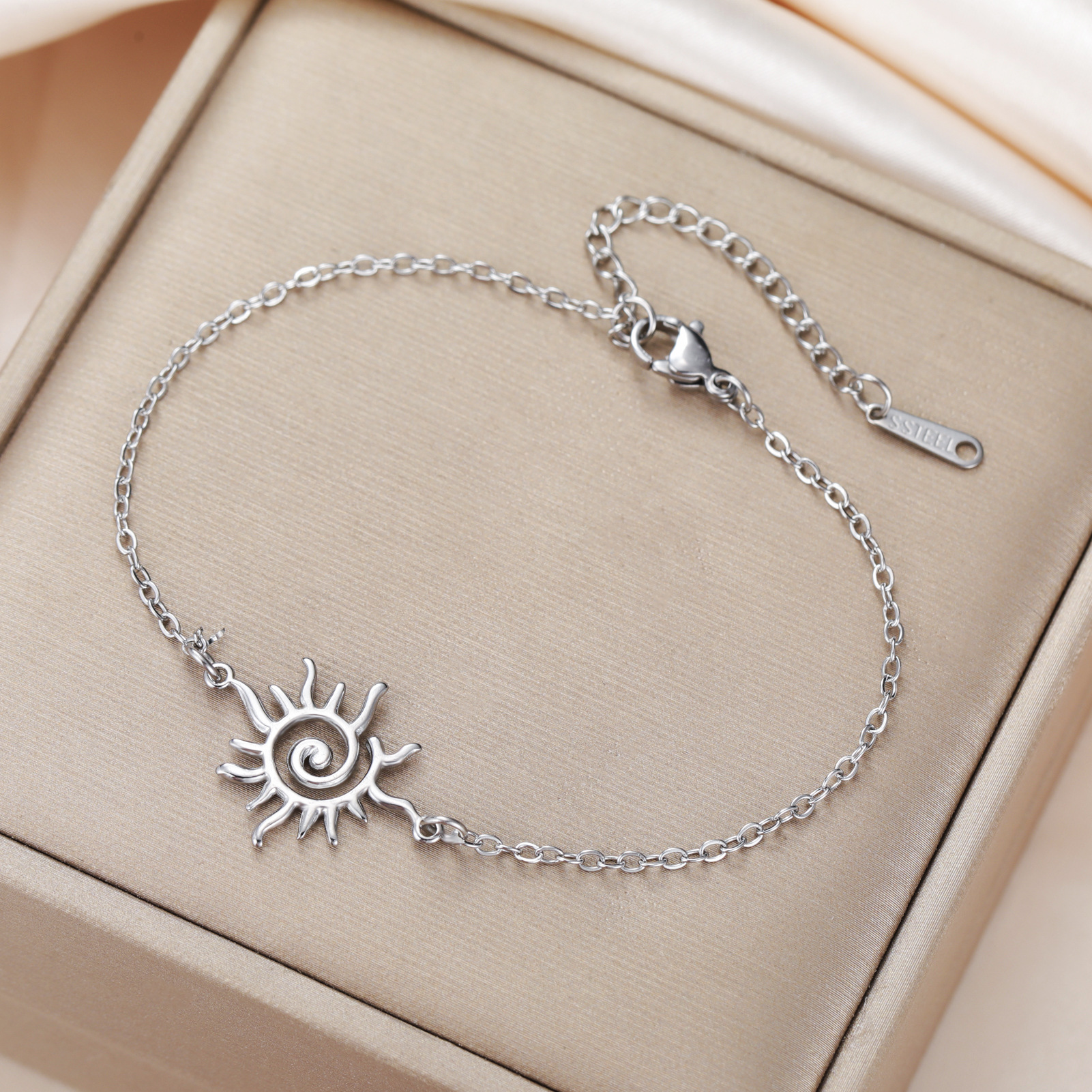 Pulseira personalizada com pingente de sol em espiral de aço_voghion.com