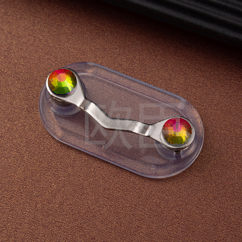 クロスボーダー爆型磁気眼鏡スタンド磁気吸引v型ブローチ工番札棚クリエイティブ磁気服イヤホンクリップ