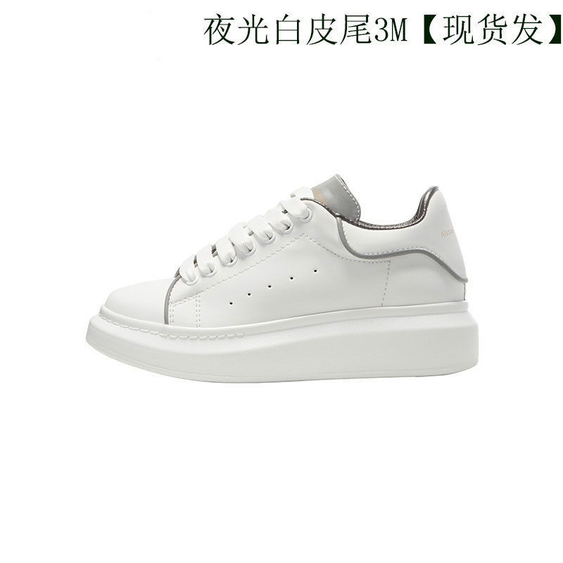 Alta versión McQueen zapatos blancos de suela gruesa mujer 2025 nuevo estilo de cuero salvaje con aumento interior pareja zapatos casuales zapatos de mujer