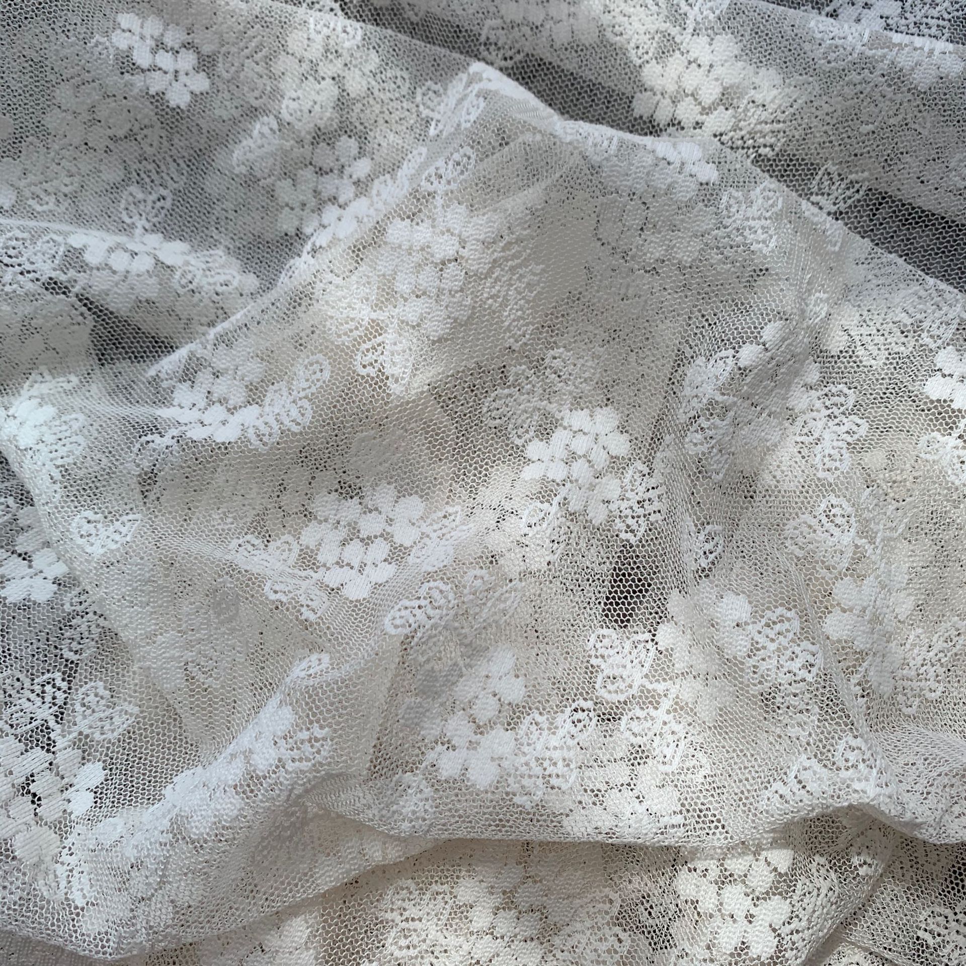 Tela de encaje de poliéster tridimensional pequeña tela de jacquard floral para niños Hanfu al por mayor estera de mesa de malla mantel de encaje