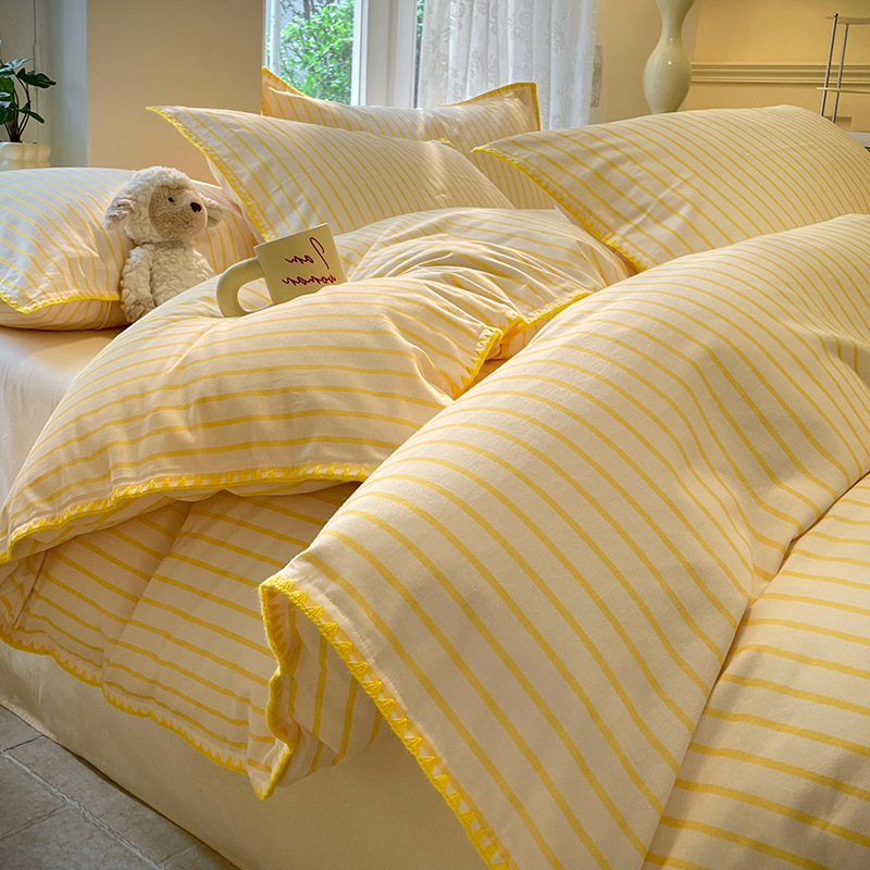 El borde de la concha a rayas de algodón está molido y las nubes son alegres - amarillas