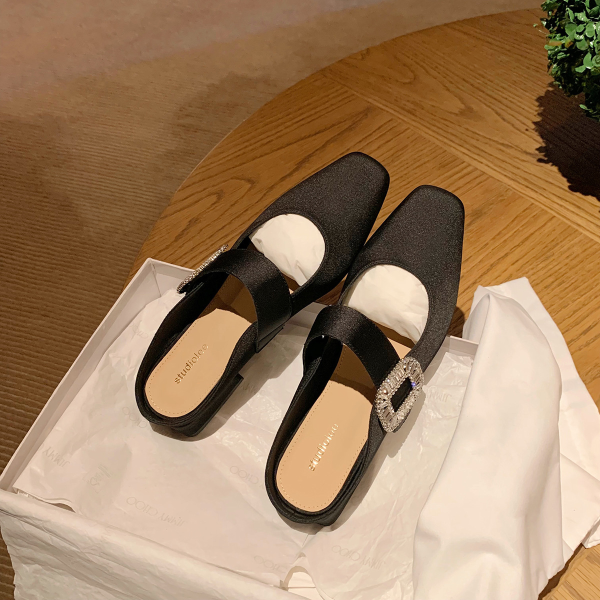 Grape Mom Summer nuevo estilo hebilla de diamante brillante cabeza cuadrada pequeña de una palabra de ancho con un viaje salvaje temperamento de tacón bajo medio arrastre femenino