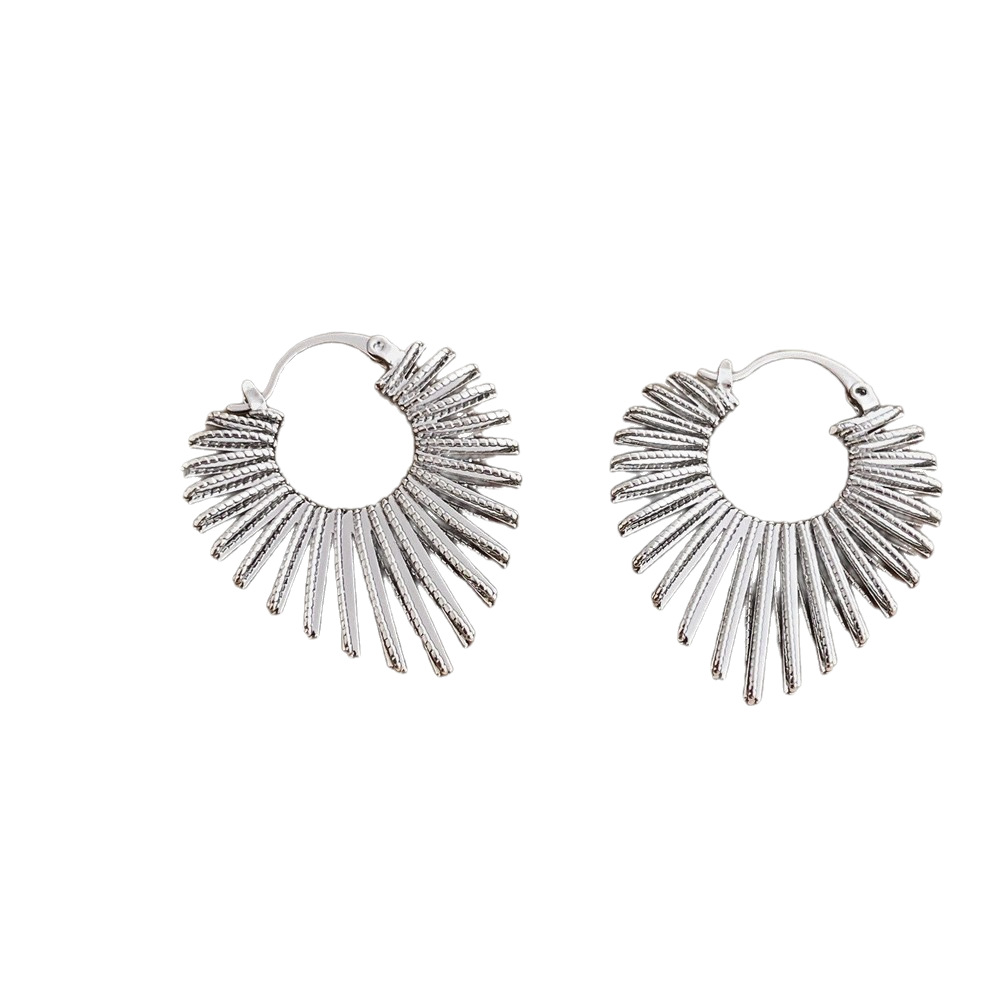 Bronce chapado en oro real línea europea y americana exagerada pendientes de corazón de melocotón para mujeres nuevas moda nicho personalidad de alta sensación pendientes