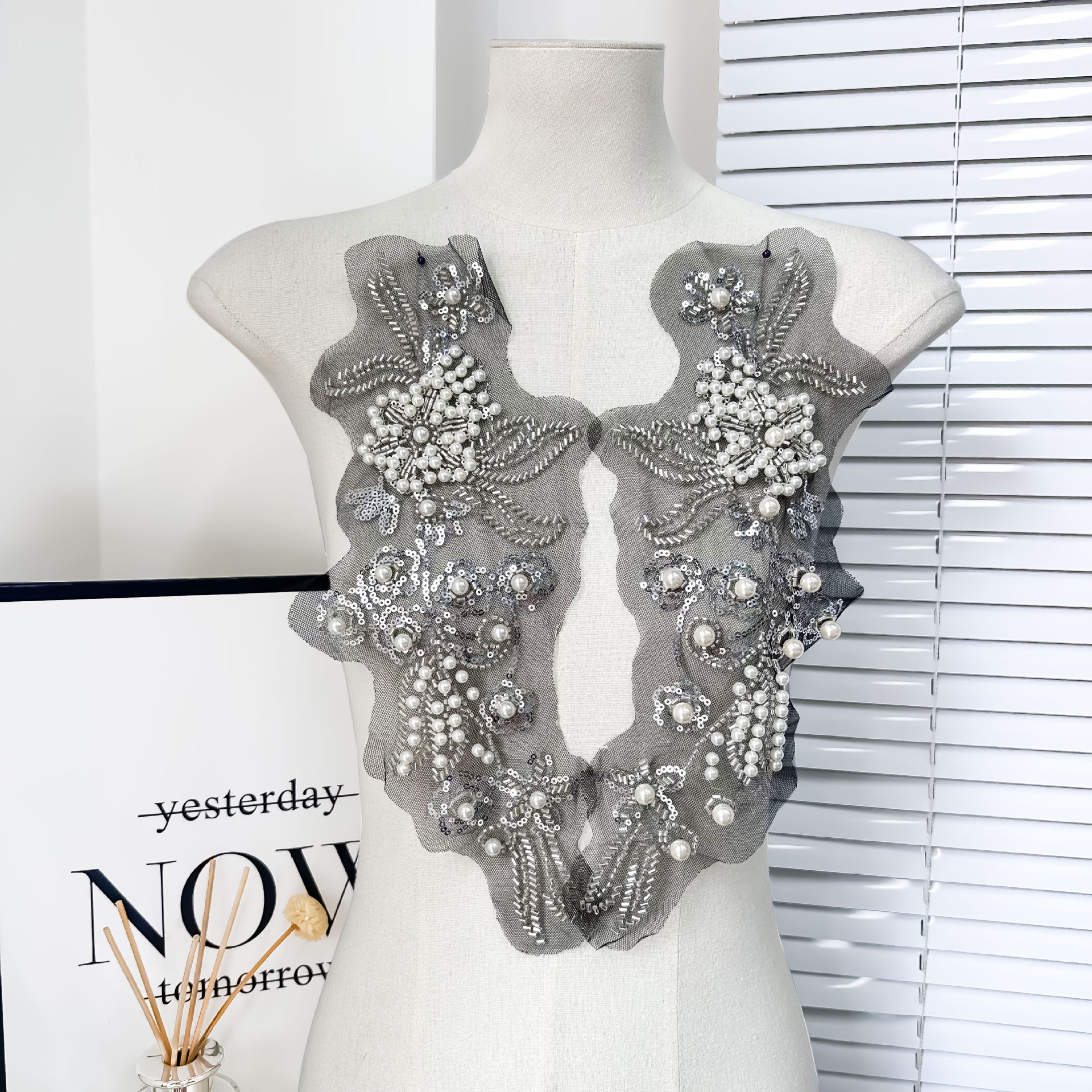 Nuevo estilo de tela de perlas de clavos ligero lujo rendimiento vestido de baile bordado encaje contra flores calcomanías flores de pecho