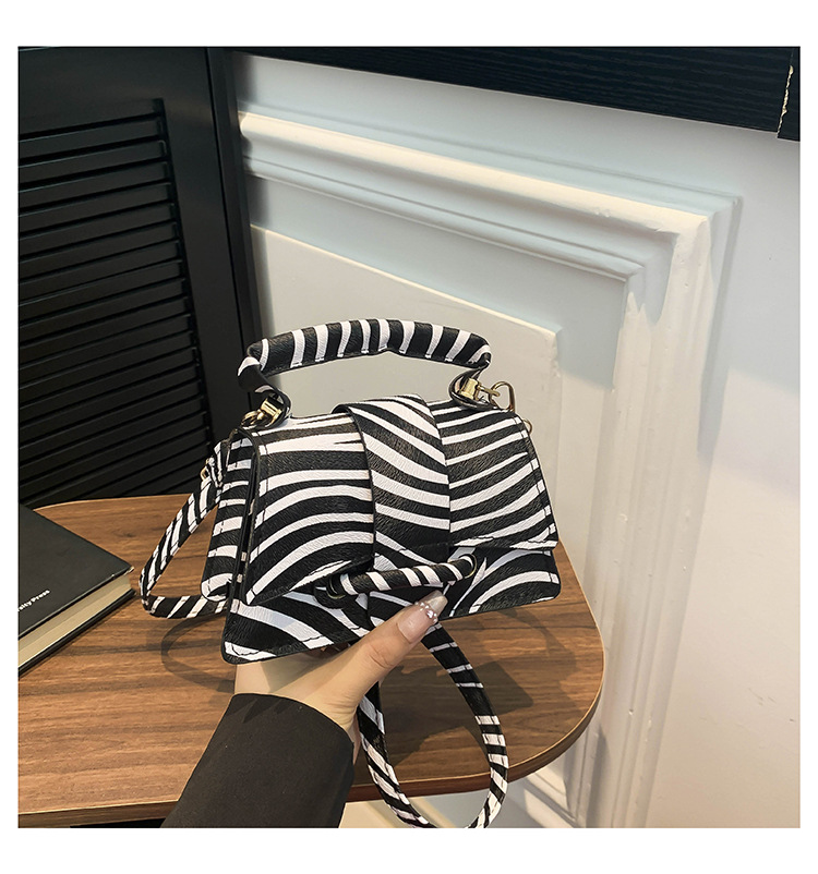 Small niche leopard print design 2024 new handheld casual western-style personalized crossbody small square bag_voghion.com