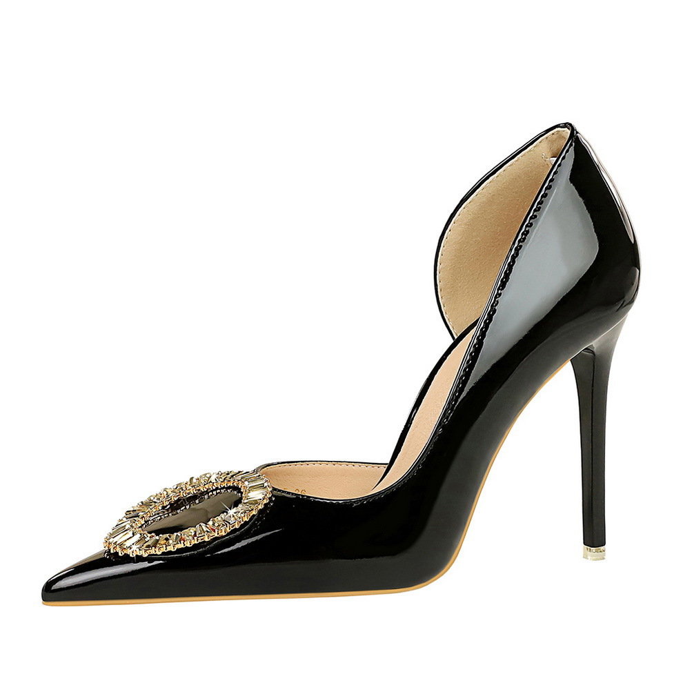 638-K33 style high heels with thin heels, shallow mouth, pointed toe, patent leather, side hollow metal circular rhinestone buckle, single shoe