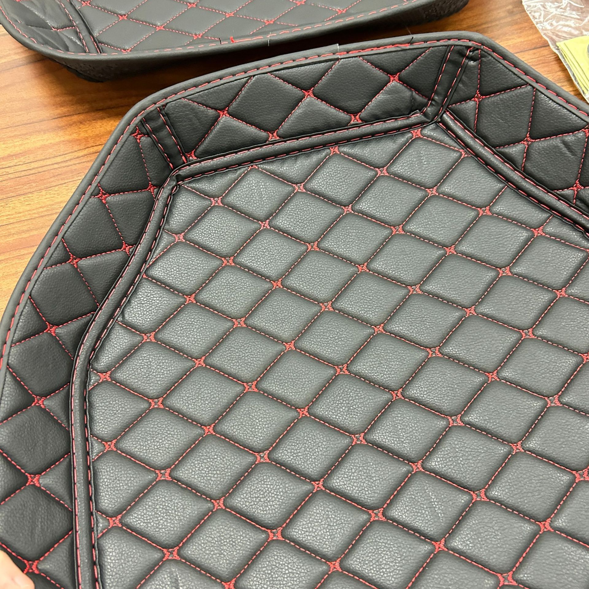 Universal car floor mats, Amazon leather carpets, wear-resistant and scratch-resistant, right-hand drive car models, hot-selling floor mats, cross-border floor mats