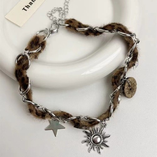 Retro Maillard choker leather collar with plush sunflower pendant necklace, unique and versatile denim rebel girl accessory