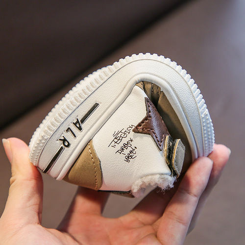 A children's board shoe for men and women,  autumn and winter new style, padded and thick, wholesale and trendy.