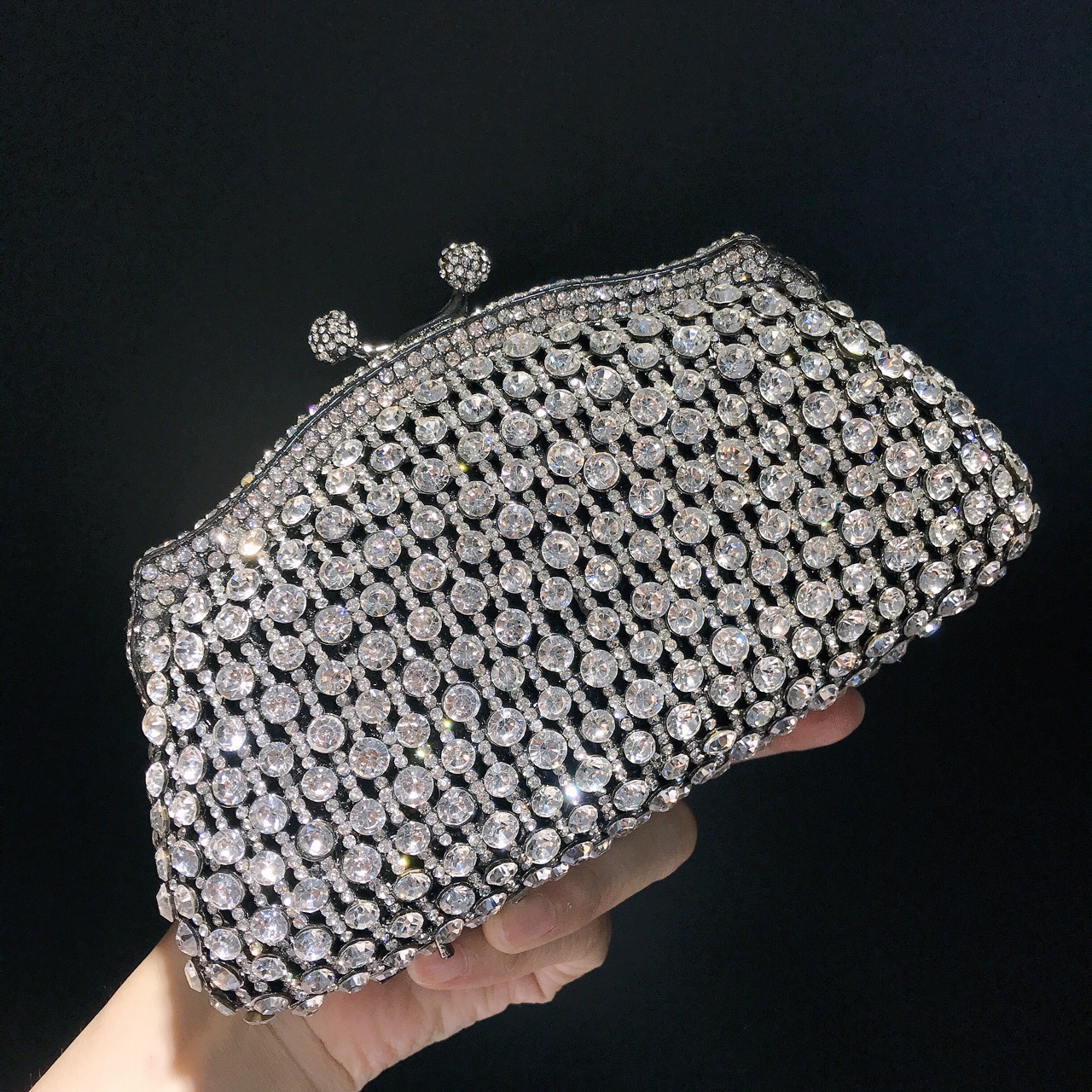 Túi clutch dạ tiệc đính kim cương thủ công kim loại rỗng — Vàng kim AB chi tiết 5