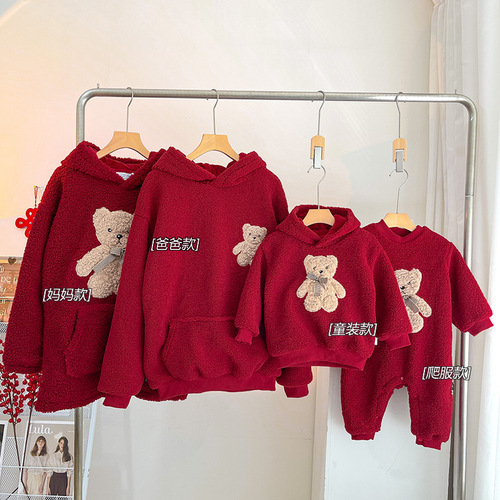 Red New Year's parent-child outfits for babies, New Year's Eve, family outfits for a family of three and four, plus velvet and thickened sweatshirts for New Year's greetings