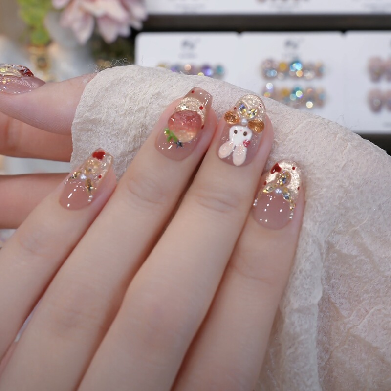[Strawberry Rabbit] Purely Handmade Wearable Nails with Hand-Painted Little Rabbits, Exquisite and Cute, High-End Feel, Flattering to the Complexion, Short Style Nail Art