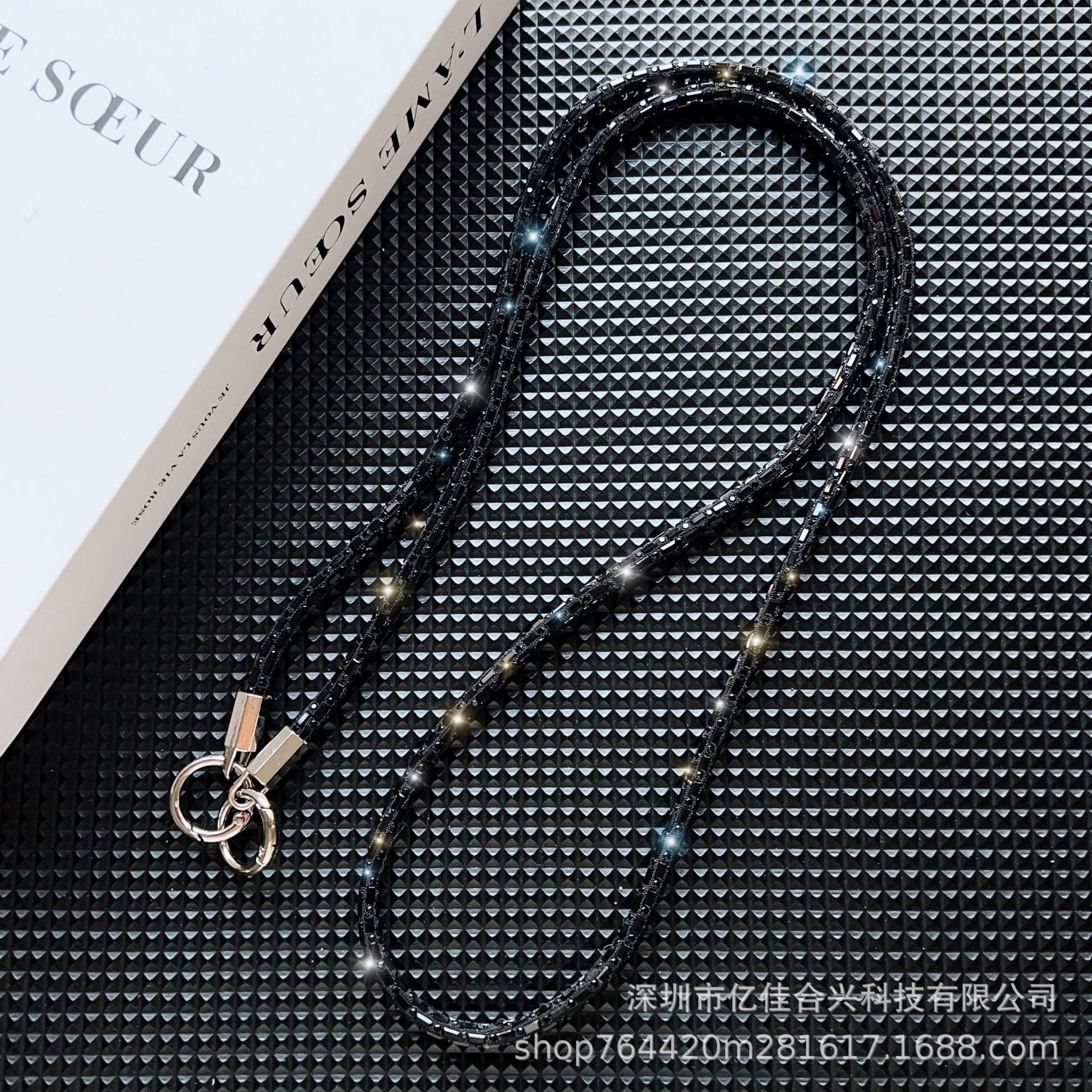 El cristal cuadrado se puede colgar en la parte posterior del cordón del teléfono móvil, la cadena de mensajero del teléfono móvil de moda para mujer, la cadena roja de la red anti-pérdida