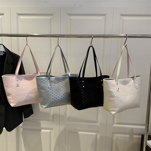 ��ľ˹�r�G�������ɫ����Ů��2025�ļ����sͨ�چμ���ճ�ͨ�ڰ�