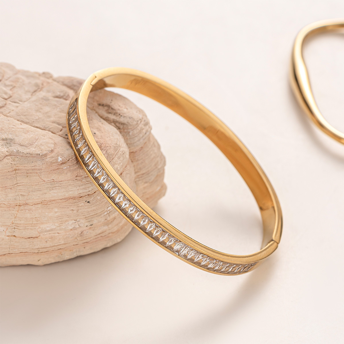 Tena Pulsera de acero inoxidable europea y americana Galvanoplastia Pulsera cerrada de circón con incrustaciones de oro de 18k image 4