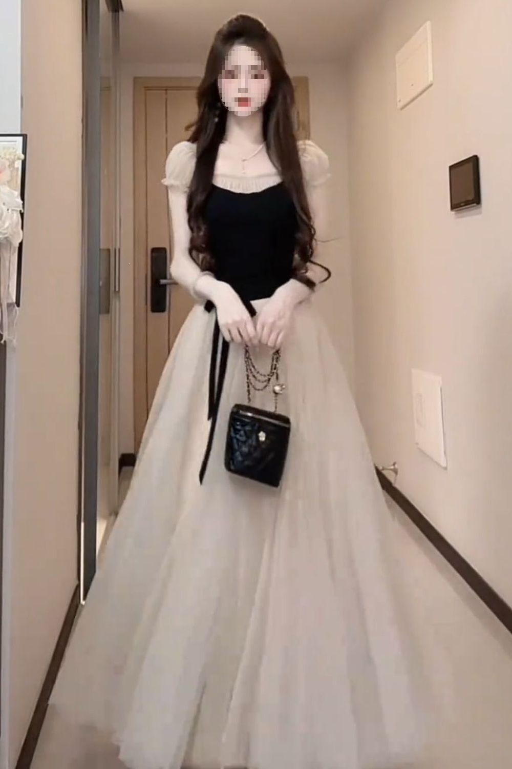 Đầm maxi nữ cổ vuông tay ngắn phong cách Pháp, thiết kế chắp vá thanh lịch, dáng suông nhẹ thắt eo — Đánh vần màu đen chi tiết 1