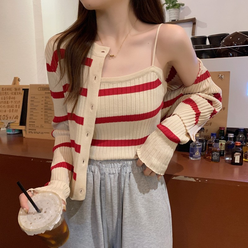 韓国の秋のストライプの2つのセットのニットの丸首の長袖のカーディガンのコートのサスペンダーのベストの女性の百合のカジュアルなファッション|undefined