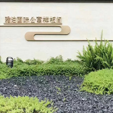 ��ɫ�[ʯ�Һ�ɫ�@��¶�Iʯ��䁵ػ��@���BСʯ�Ӻ�ʯ�^ͥԺ