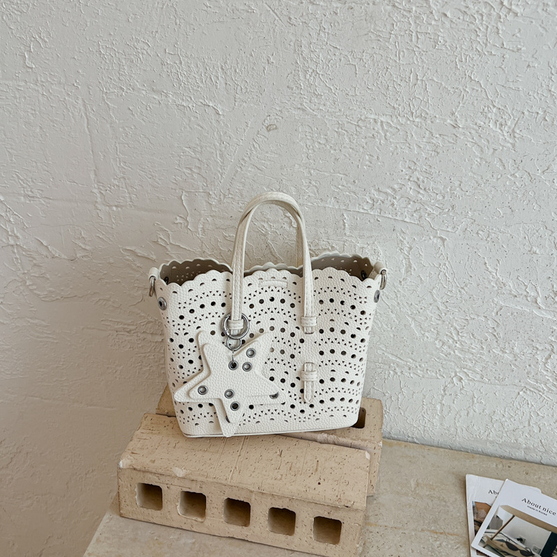 Bolsas de mano de tallado de onda transfronteriza, bolsas de cesta frescas de moda, bolsas de cubo de nicho de estilo extranjero diarias