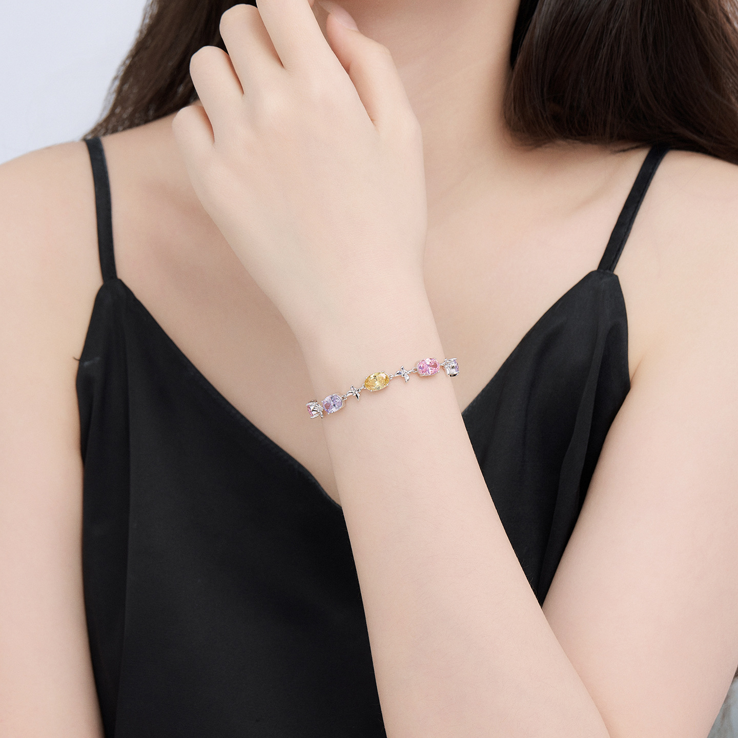 Xuping mosaico de joyas artificiales de color empalmado pulsera aleación de cobre huevo de paloma blanco lujoso ligero temperamento joyas de mano para mujeres