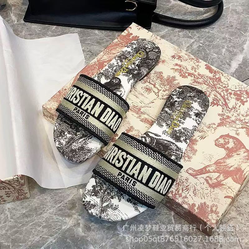 Zapatillas bordadas de marca D para mujer, ropa de verano al aire libre, sandalias deslizantes con correa de playa de cuero genuino informales de tacón grueso plano de moda para mujer.