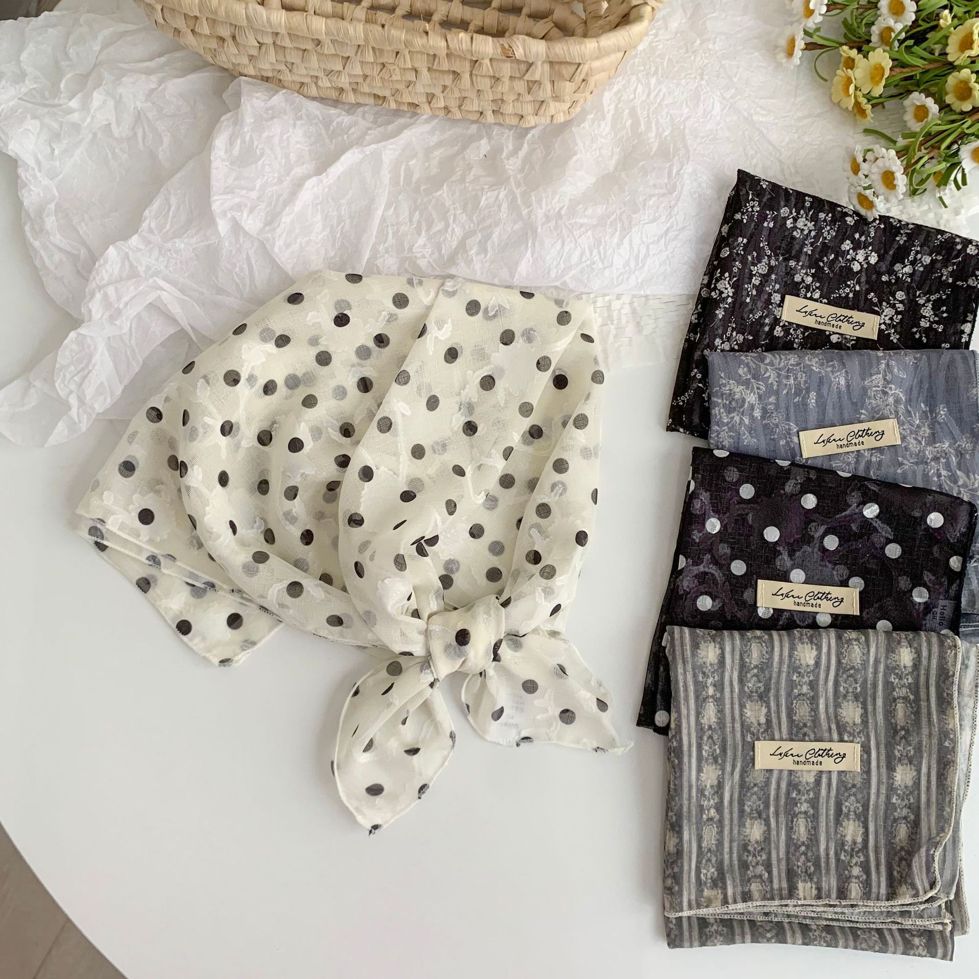 Bufanda de seda, bufanda cuadrada pequeña, sentido de alta gama, sentido de la atmósfera de todo fósforo coreano, pañuelo fino de primavera y verano, accesorios para el cabello pastoral femenino de verano