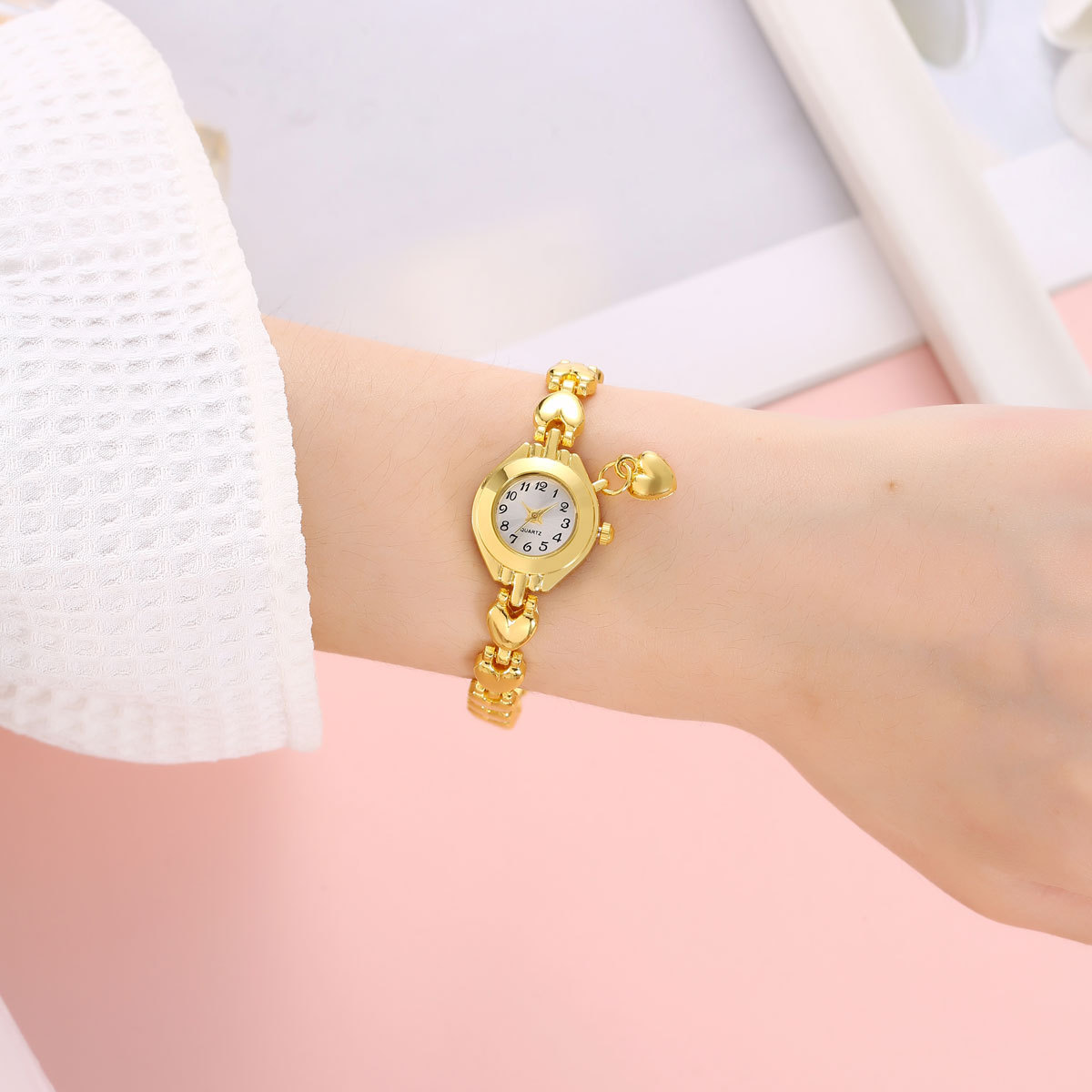 Comercio exterior caliente de cuarzo dorado pulsera de chicas reloj colgante ropa de moda universal accesorios de mujer relojes en stock