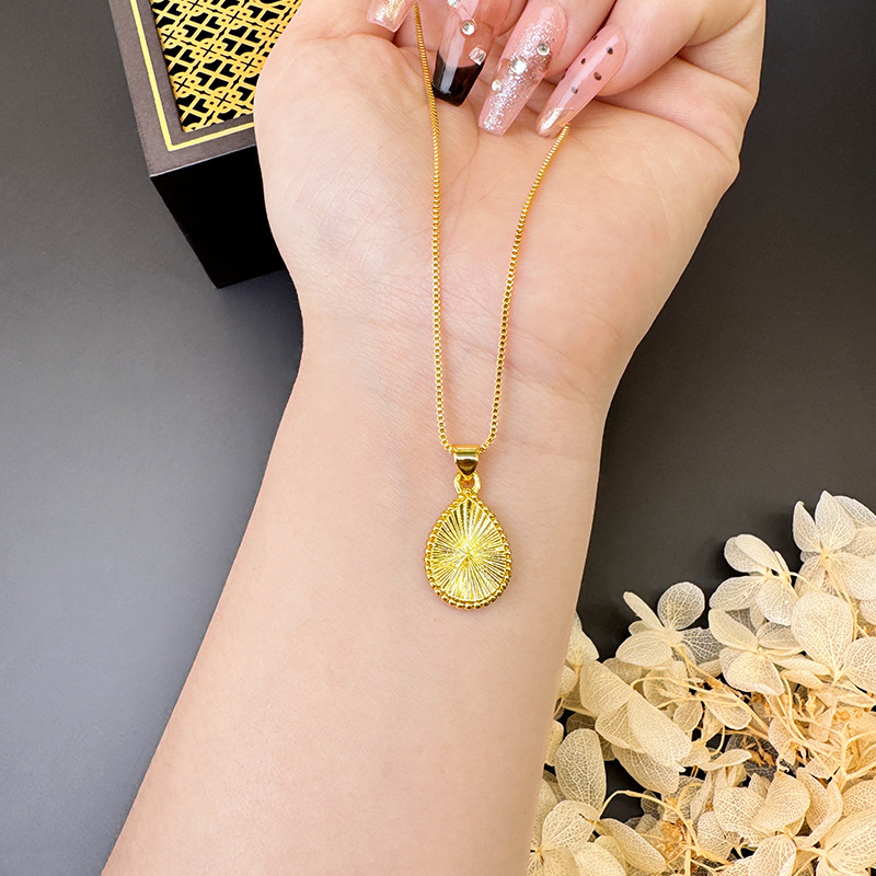 Nuevos productos de lujo ligero de verano de oro de oro de Vietnam flores collar de gota de agua combinación de anillos pernos joyería fuente al por mayor