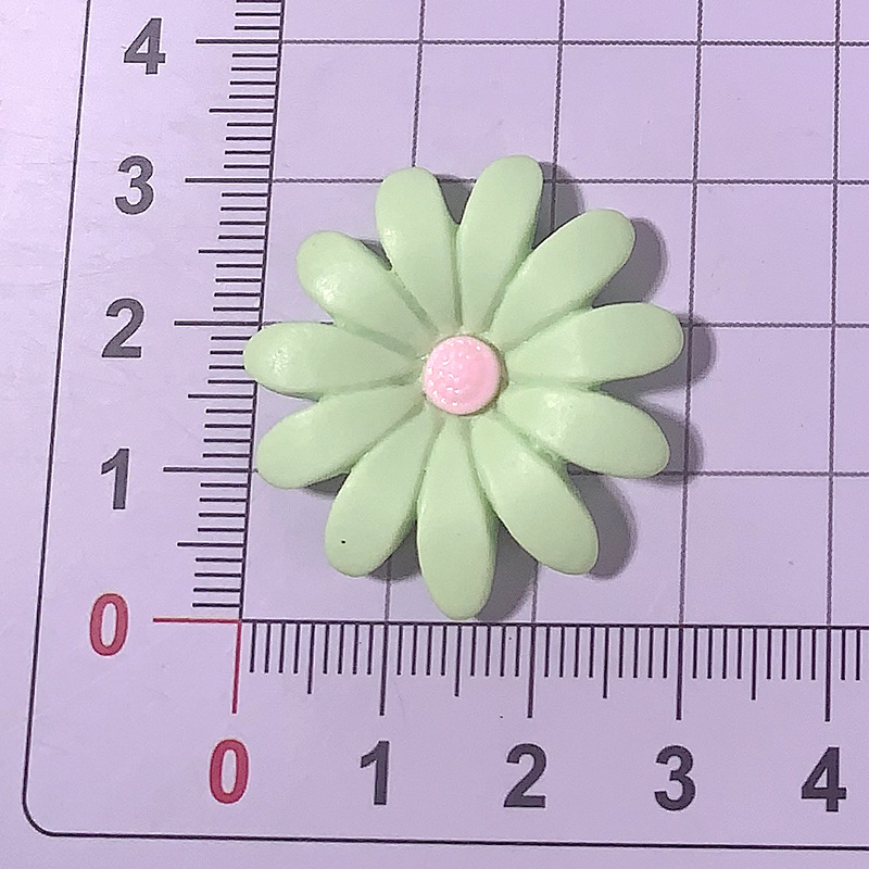 Accesorios de resina de flor de margarita de color transfronterizo DIY pegamento de crema agujero de cáscara de teléfono móvil agujero de zapatos taza de agua material de pegatina de refrigerador