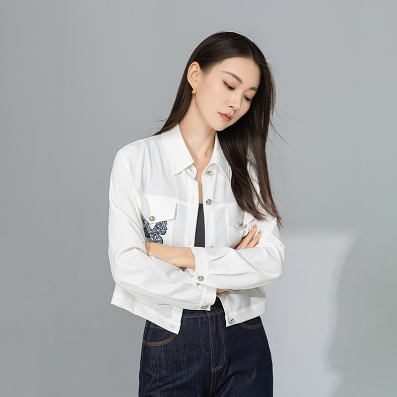 Áo khoác lyocell trắng in hình bướm đính kim cương dáng rộng ngắn — Màu trắng