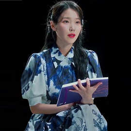 韩星李知恩同款2023夏季新款女装翻领短袖抽象蓝色印花中长连衣裙
