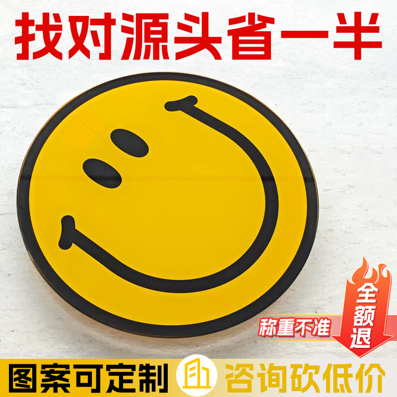 La cara sonriente creativa del fabricante pesa la báscula electrónica del cuerpo humano inteligente y precisa.