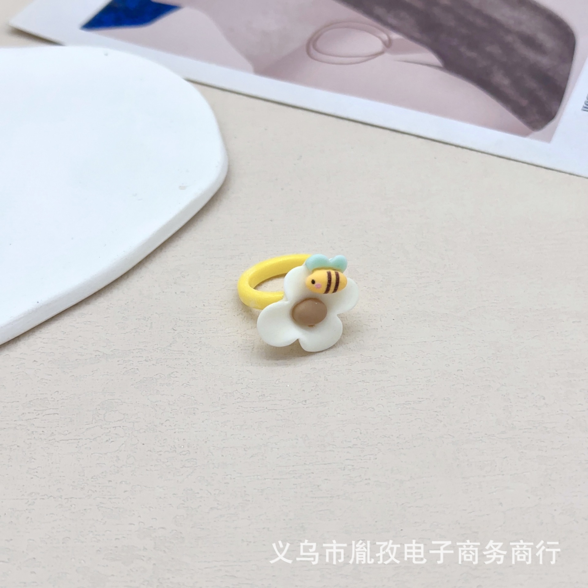 Anillo divertido de dibujos animados lindo anillo de dedo índice de resina acrílica femenina ins nicho diseño oso anillo de olla de miel moda