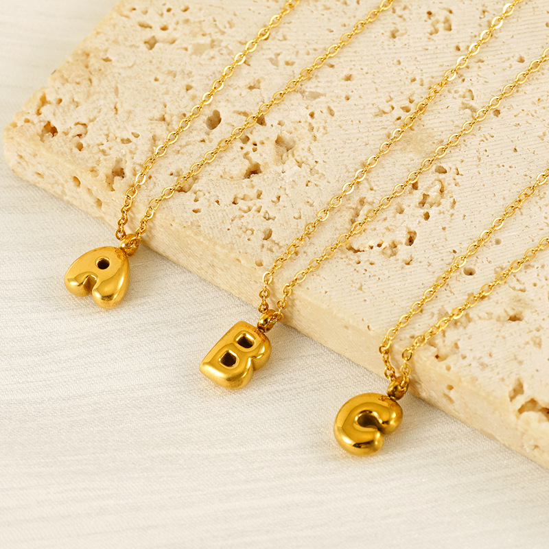 Moda europea y americana, temperamento simple, nuevo colgante de 26 letras inglesas, collar de letras de burbujas mini dorado de acero inoxidable