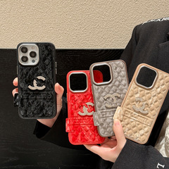 Xiaoxiangfeng フラッシュ ダイヤモンド スノー ベルベット エンボス加工 シルバー メッキ トレンディ ブランド iPhone16Promax レザー Apple 電話ケースに適しています