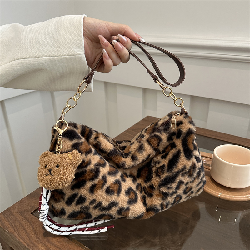 Bolsas de peluche de moda estampadas de leopardo 2024 nuevas sensaciones de alto nivel de un hombro casual bajo una gran capacidad de bolsas de lana extranjera