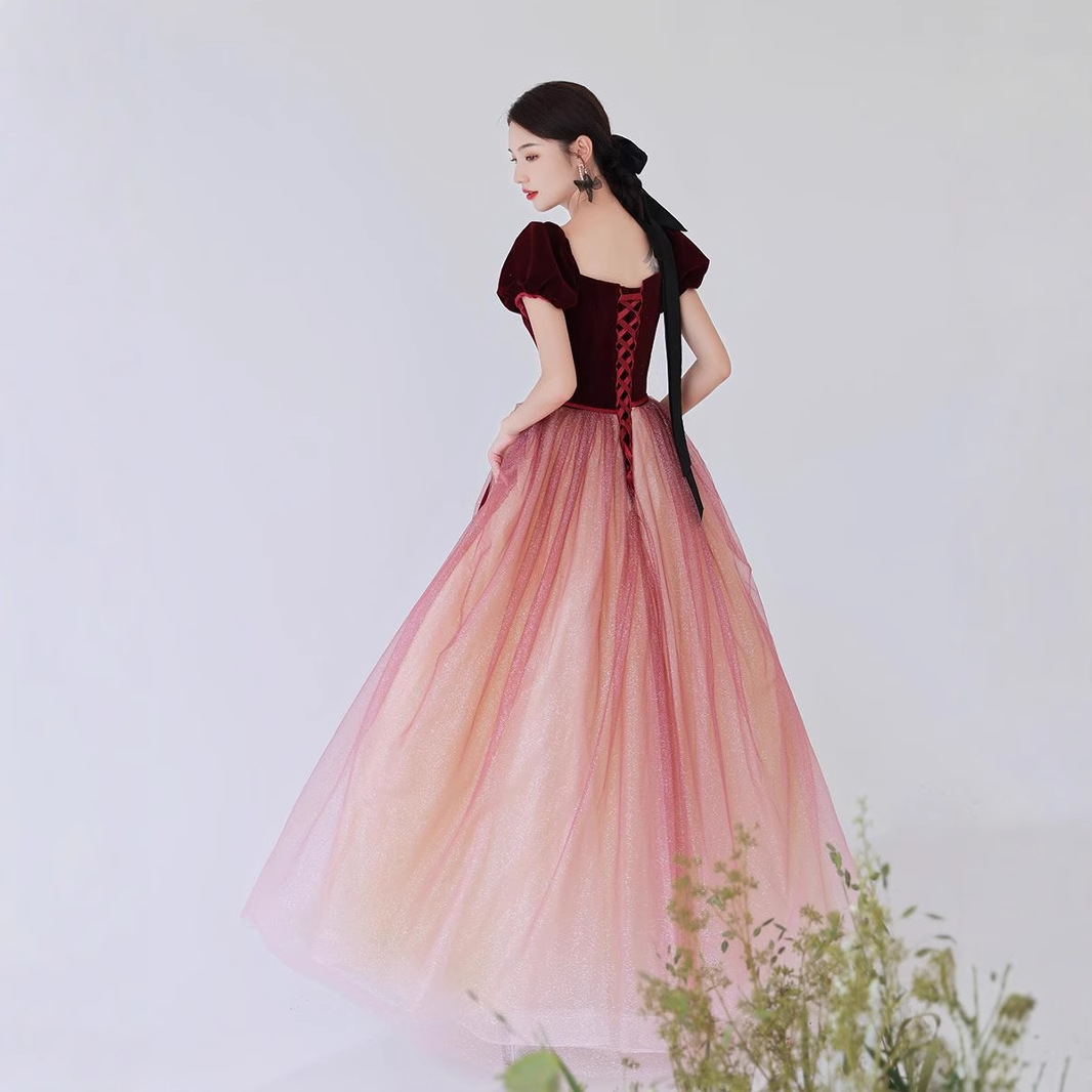 Vestido de novia de terciopelo estilo Hepburn para el verano 2026, nuevo modelo petite, estilo princesa, para compromiso, fuente de suministro. image 2