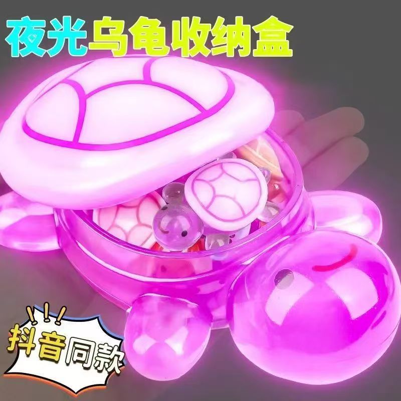 La gran tortuga luminosa se coloca en la caja de almacenamiento Big Mac. La decoración del abuelo de la tortuga luminosa toca los juguetes de decoración del escritorio creativo