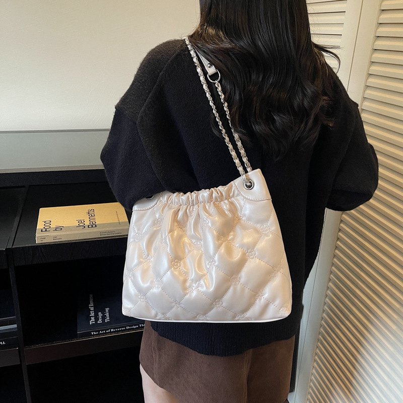 Trash Bag, Niche Design, New Summer Chain, Stylish and Versatile One-Shoulder Quilted Large Bag, Armpit Tote Bag