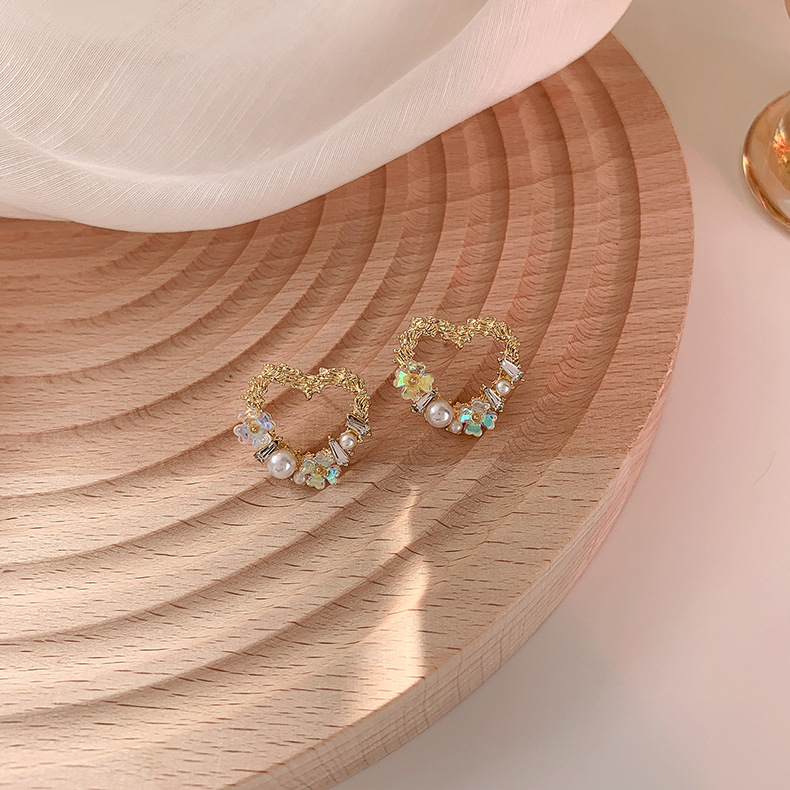 Hollow Design Sense Love Heart Stud Earrings Female Graceful and Fashionable Korean Internet Influen